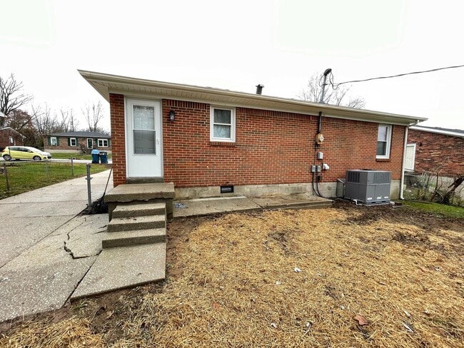 Building Photo - Brick Home For Rent Shelbyville