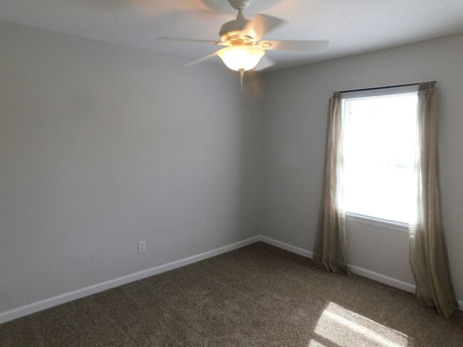 Building Photo - Quaint Family Home