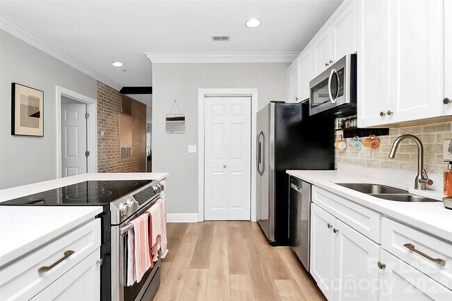 Building Photo - 105 S Summit Ave