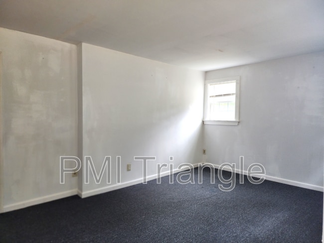 Building Photo - 5609 Hollytree Dr