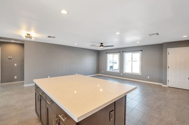 Building Photo - Large 6 Bed/3 Bath house close to ASU with awesome backyard