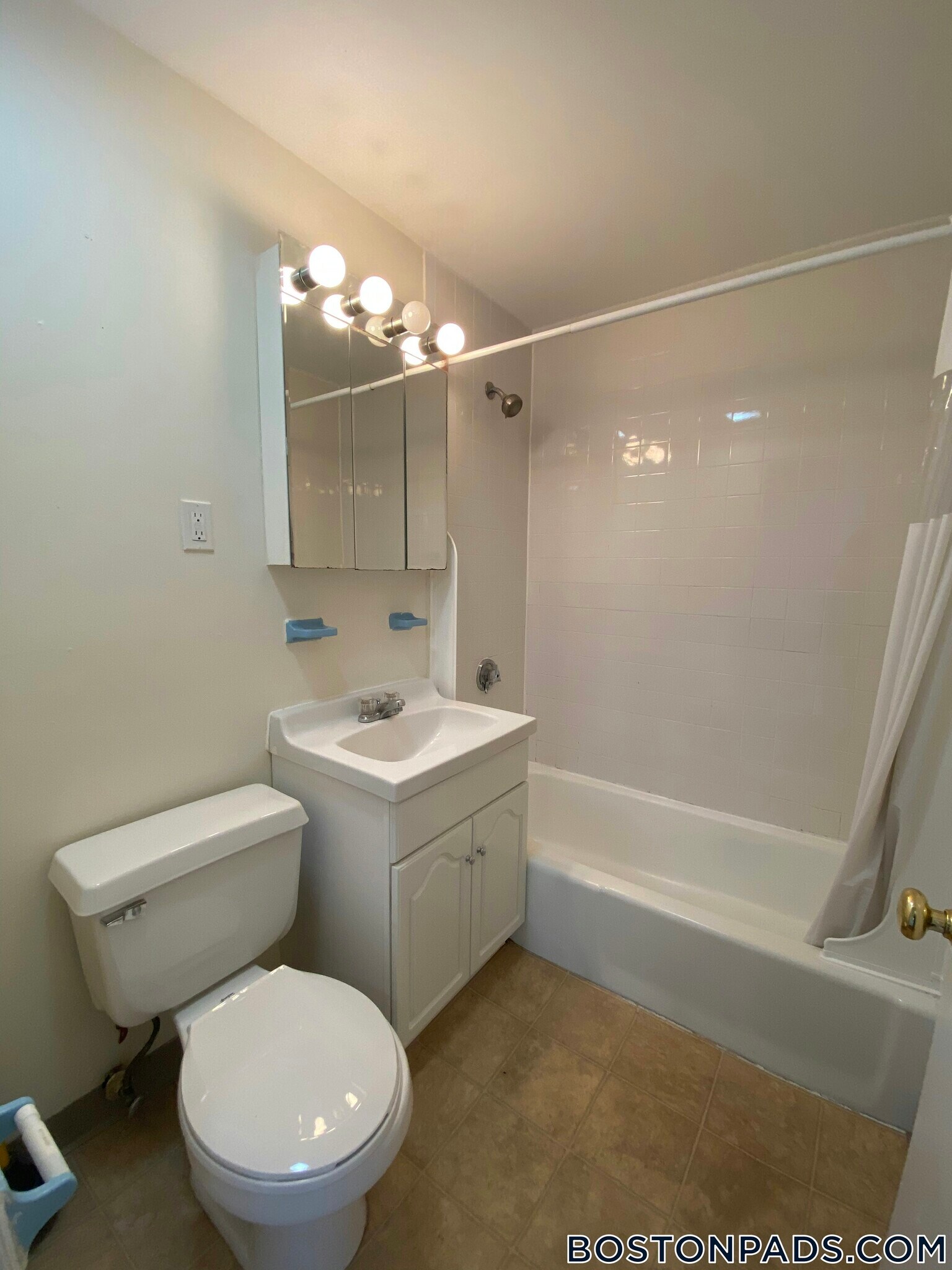 Building Photo - 122 Dustin St