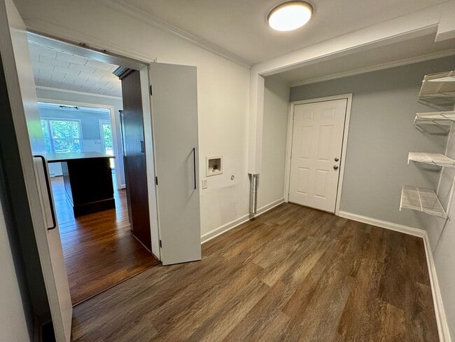 Building Photo - Move-in Ready!