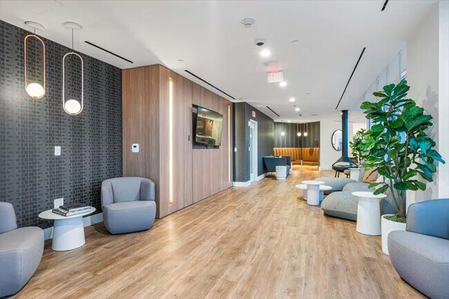 Building Photo - 57 Bank St