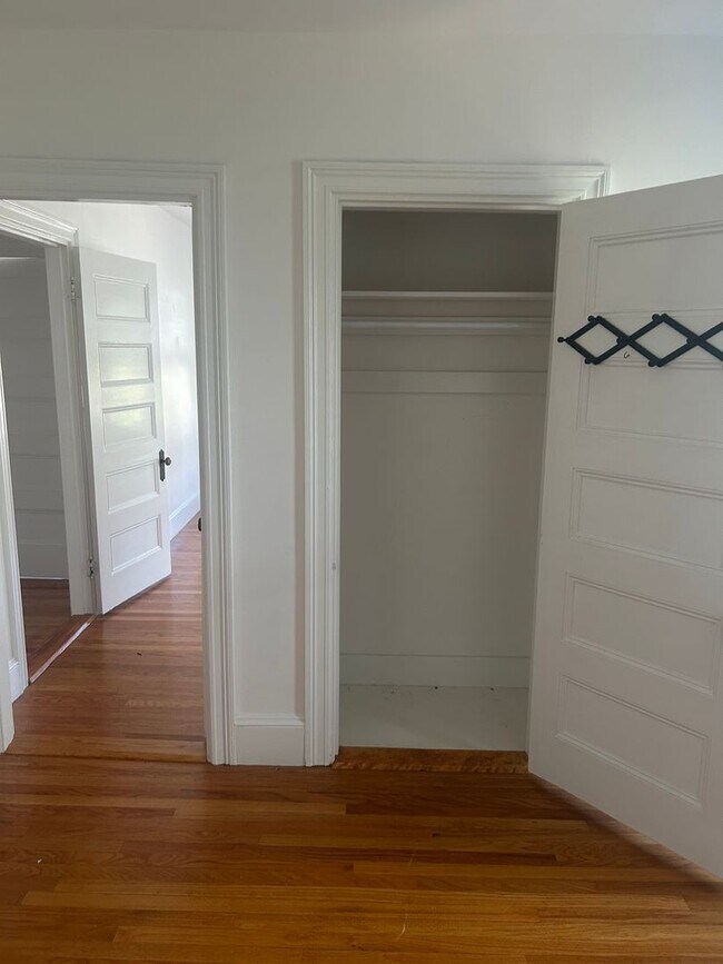 Building Photo - Beautiful 3BR/1.5BA Home Available Septemb...