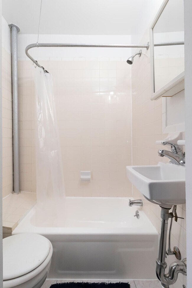 Building Photo - 1819d 2nd Ave