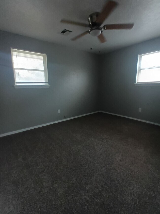 Building Photo - 3221 Greenbrier Terrace