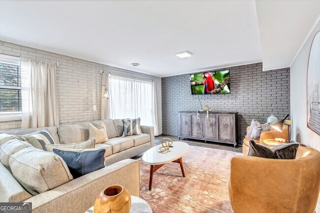 Building Photo - 2480 Powers Ferry Dr SE