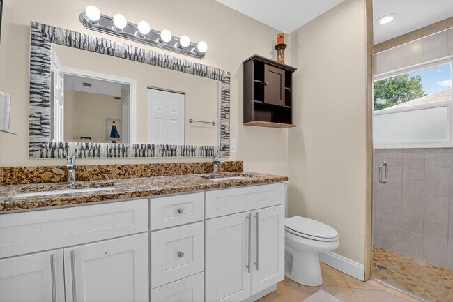 Building Photo - 1002 Julia Heights Dr