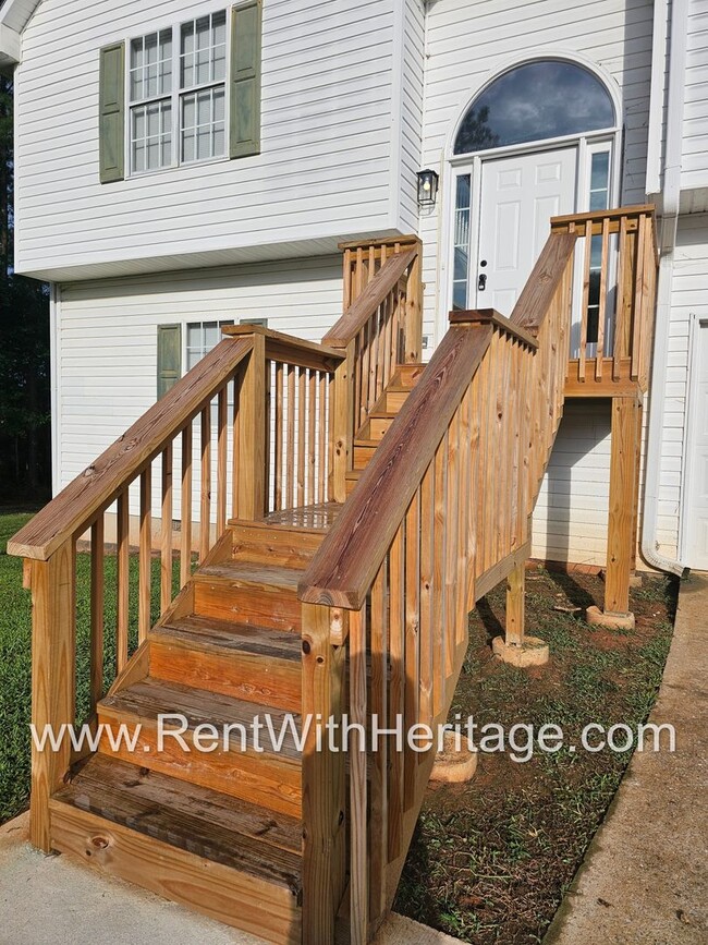 Building Photo - Gorgeous 5 bedroom/ 3 bath/ Upgrades Galor...
