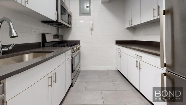Building Photo - 20 Beekman Pl