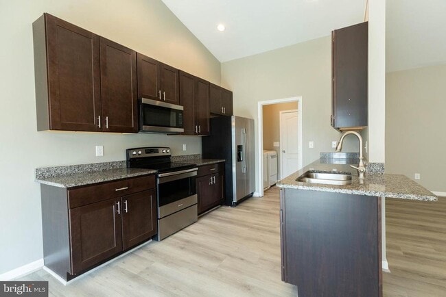 Building Photo - 438 Ives St