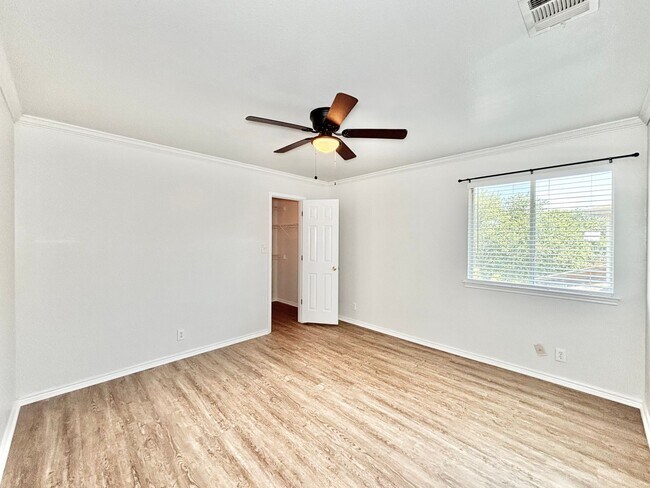 Building Photo - Spacious 3 bedroom home!