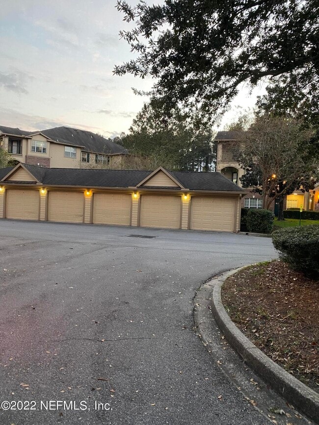 Building Photo - 7800 Point Meadows Dr