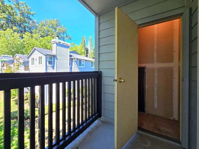 Building Photo - 2 Bedroom Condo Available in Kenmore