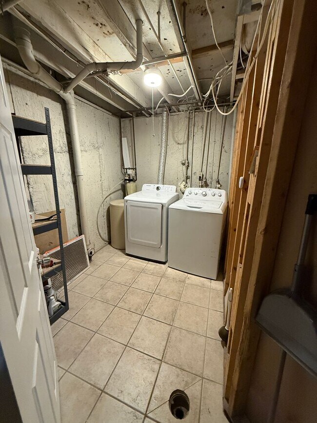 Building Photo - Rare find! Pristine townhome near Trax!