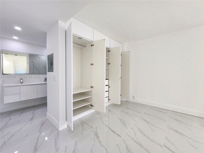 Building Photo - 3505 S Ocean Dr