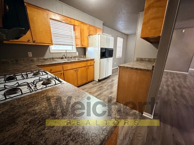 Building Photo - 3 bed, 2 bath