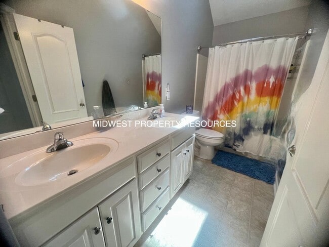 Building Photo - Exquisite 4-Bedroom Home with Spacious Fam...