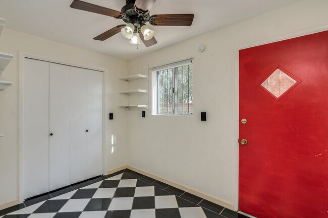 Building Photo - Great East Side Location 4 Bed/2 Bath Home