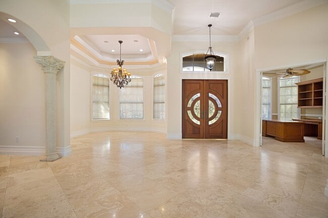 Building Photo - ** OAKES ESTATES ** 4 BED + DEN / 3.5 BATH...