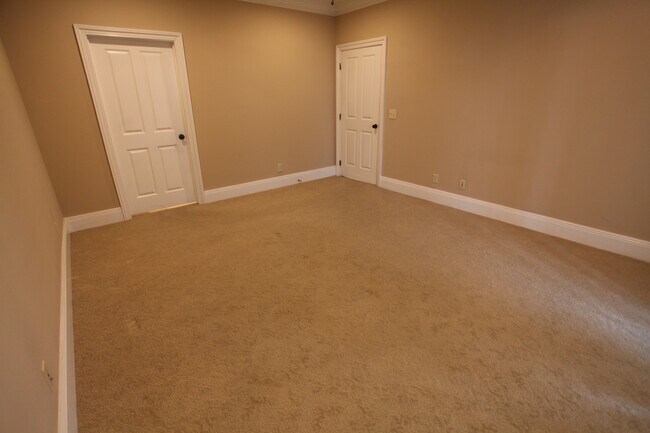 Building Photo - Downtown Auburn Luxury Living – Steps from...