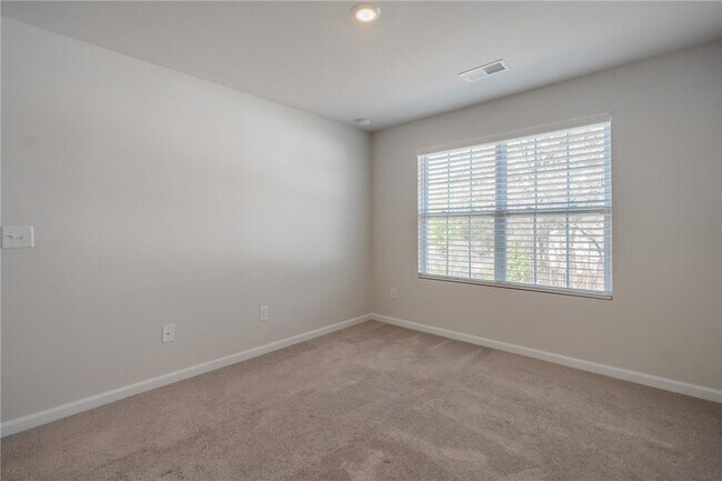 Building Photo - 14 Loebner Ln