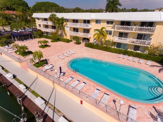 Building Photo - 100 Edgewater Dr