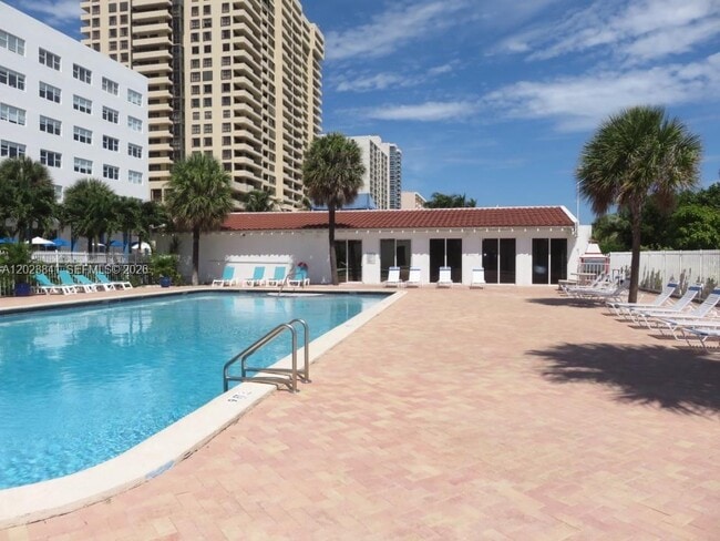 Building Photo - 2457 Collins Ave