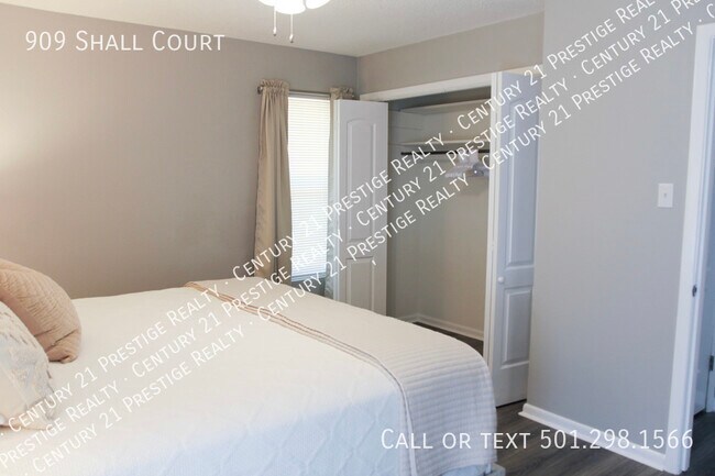 Building Photo - 909 Shall Ct