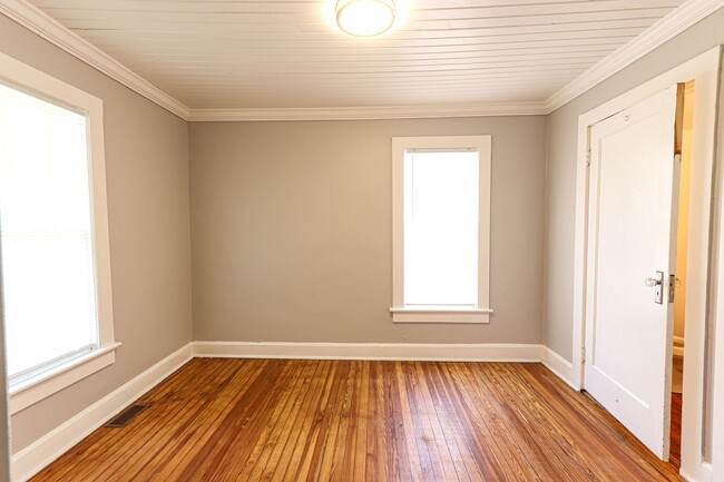 Building Photo - Large 1 Bedroom with fenced yard and garage