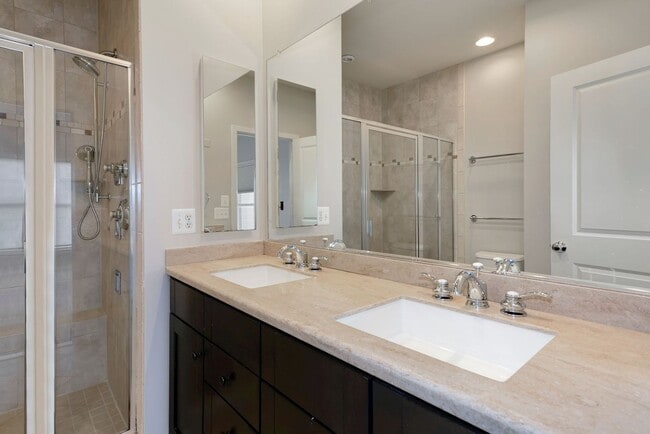 Building Photo - Charming 3 bedroom 3.5 Bathroom Row Home