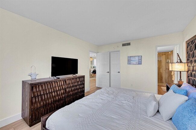 Building Photo - 2731 NE 14th St