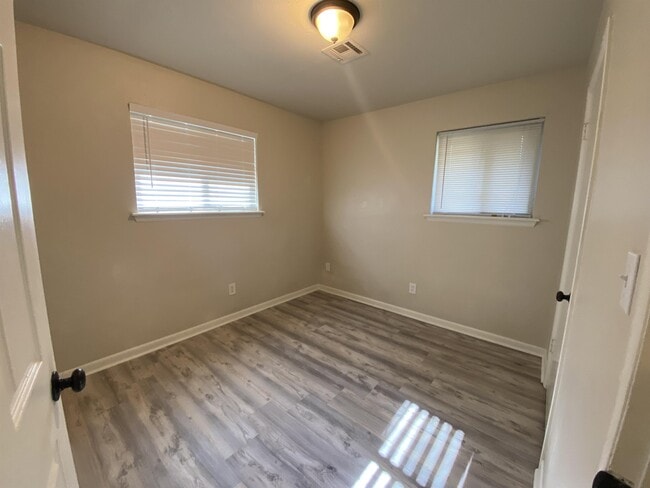 Building Photo - 205 S Bristow Ave