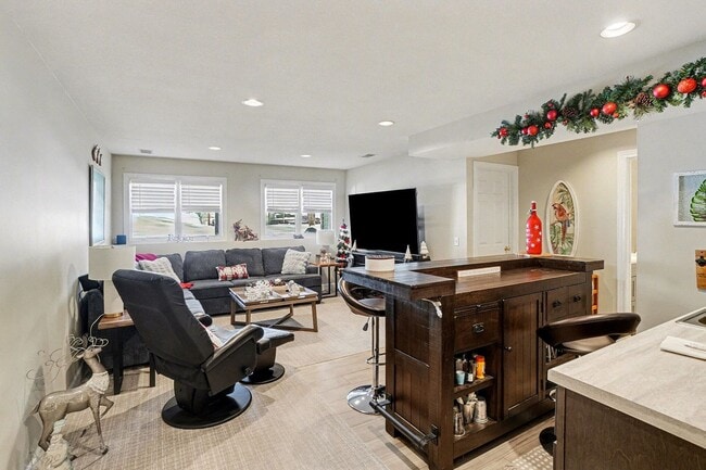 Building Photo - 2 BED 2 BATH CONDO NEAR BEACH