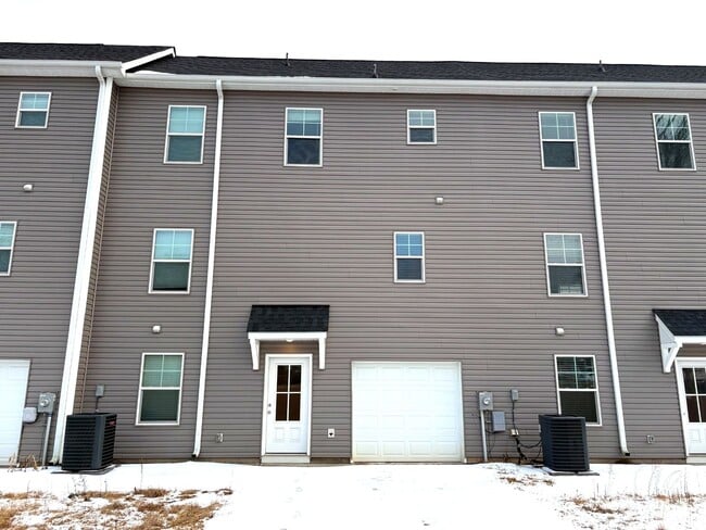 Building Photo - FIRST MONTH FREE - Bright 3BR 2.5BA Home w/ Full Appliance Kitchen • Garage Parking in Mooresville