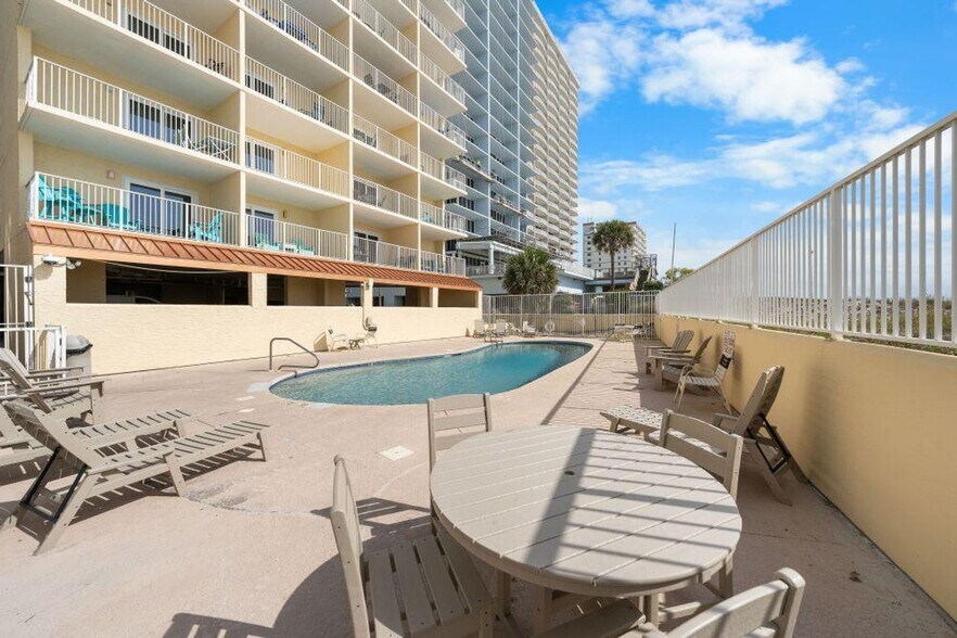 Building Photo - 517 E Beach Blvd