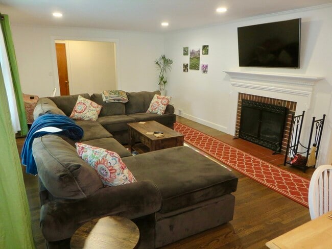 Building Photo - 10 Samoset Ln