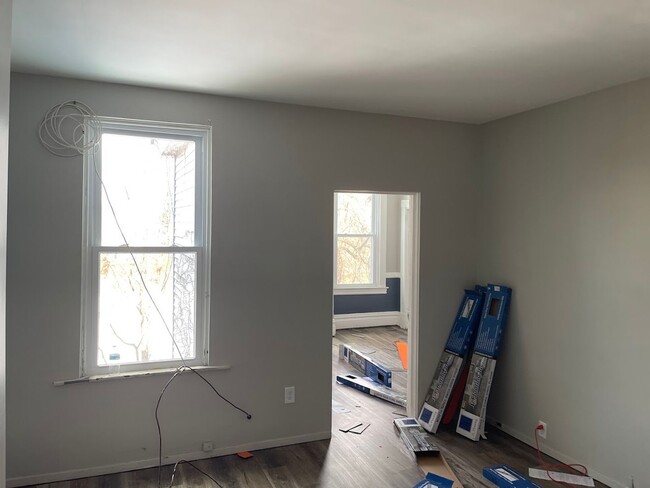 Building Photo - NEWLY UPDATED 4 or 5 BEDROOM / 1 BATH HOME...