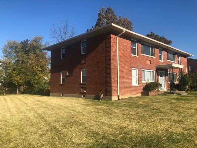 Side yard - 2209 Gerald Ct