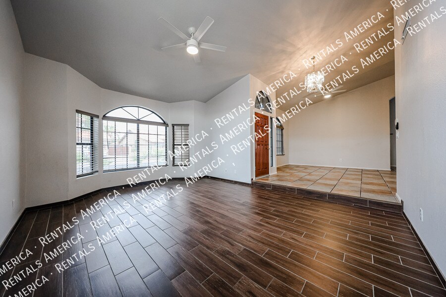 Building Photo - 1243 W Iris Dr