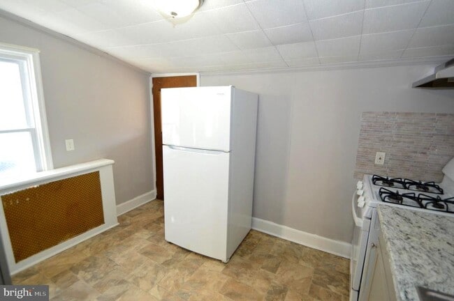 Building Photo - 348 Barclay St