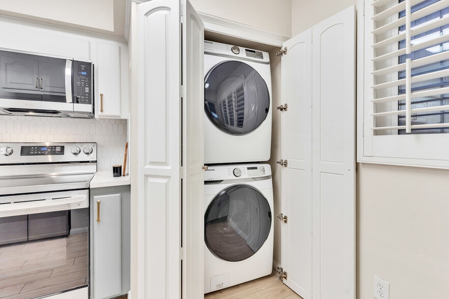 Washer/Dryer - 2600 Torrey Pines Rd