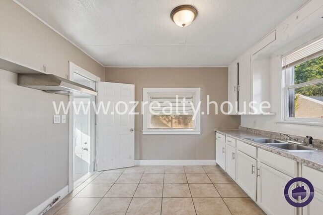 Building Photo - 1005 Elysian Ave