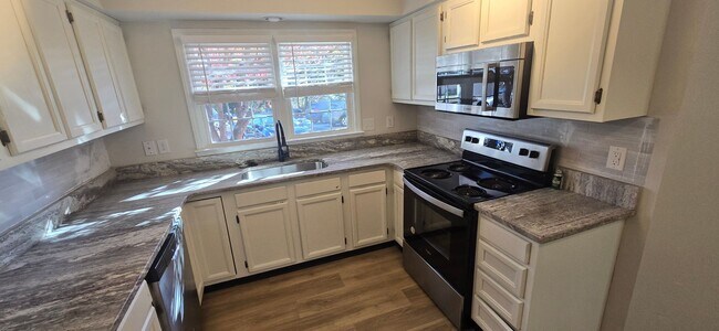 Building Photo - Great clean one level condo convenient to ...