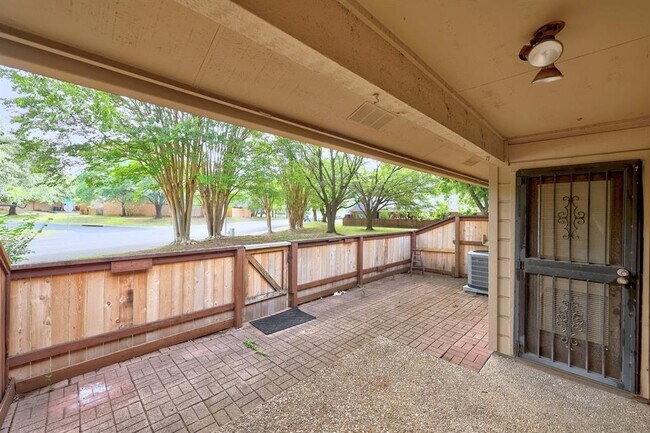Building Photo - 7211 Lakewood Dr