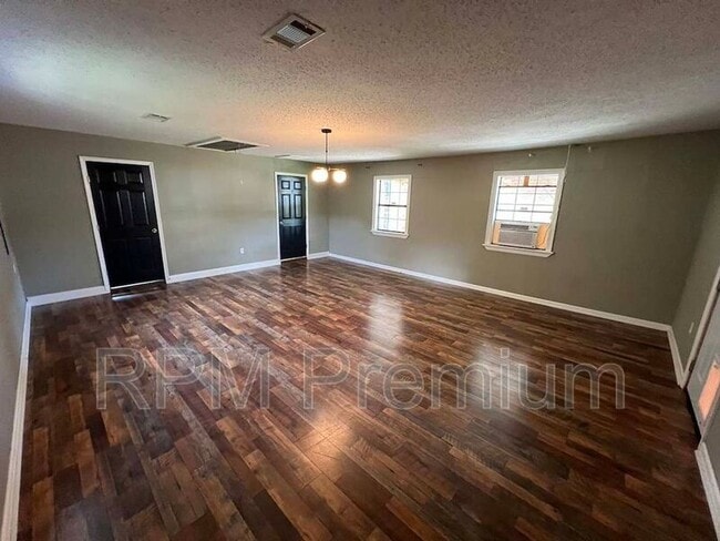 Building Photo - 8725 Fairoaks St