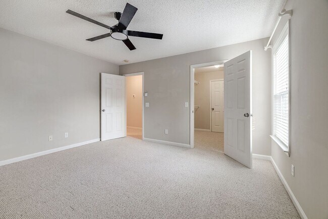 Building Photo - Beautiful Custom Home on Golf Course