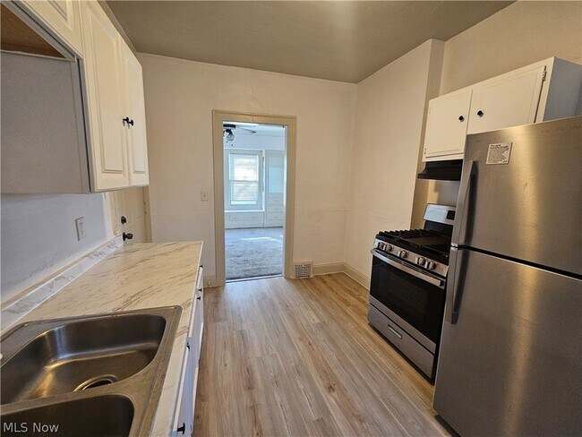 Building Photo - 3430 Beechwood Ave
