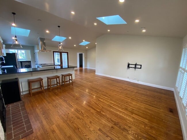 Building Photo - 1122 Miles Ave